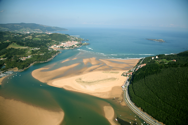 Fases de crecimiento y estructura interna de una duna costera en regeneración (Reserva de la Biosfera de Urdaibai, País Vasco)